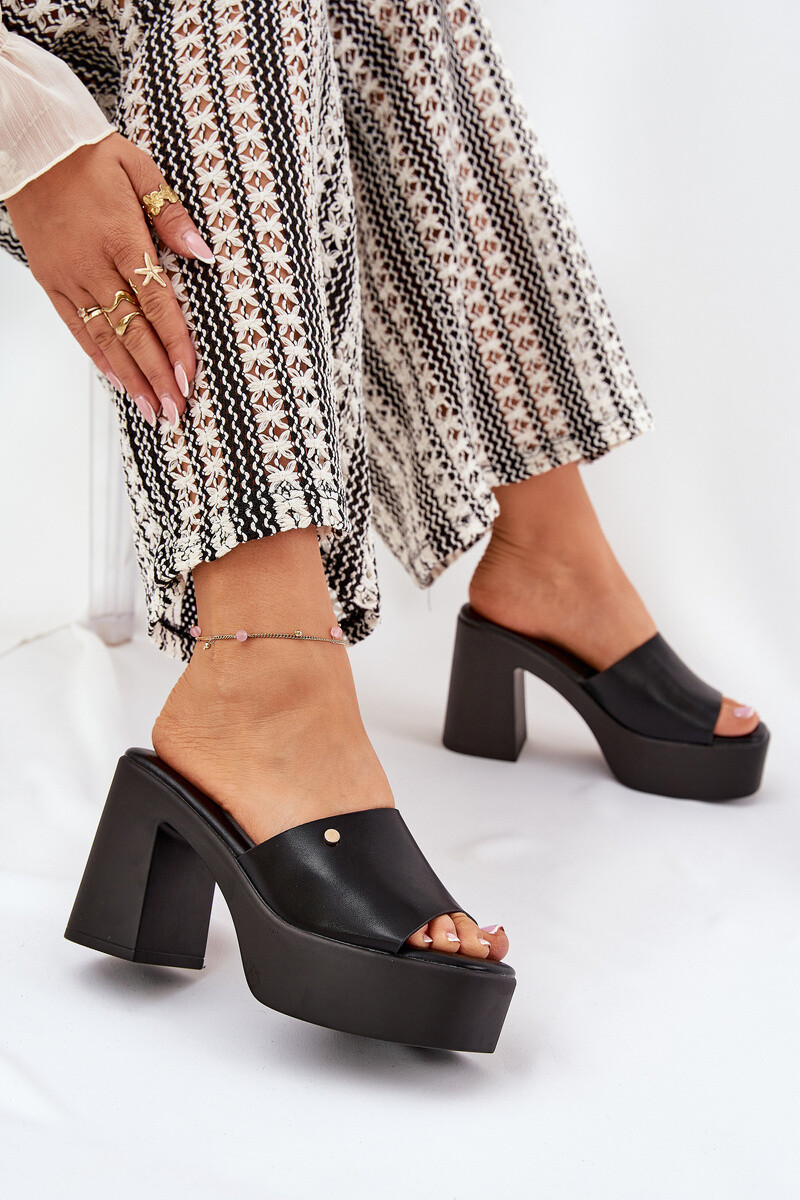 Boto Dámske Sandále Z Eko Kože Na Opätku A Platforme Čierne Tamirella