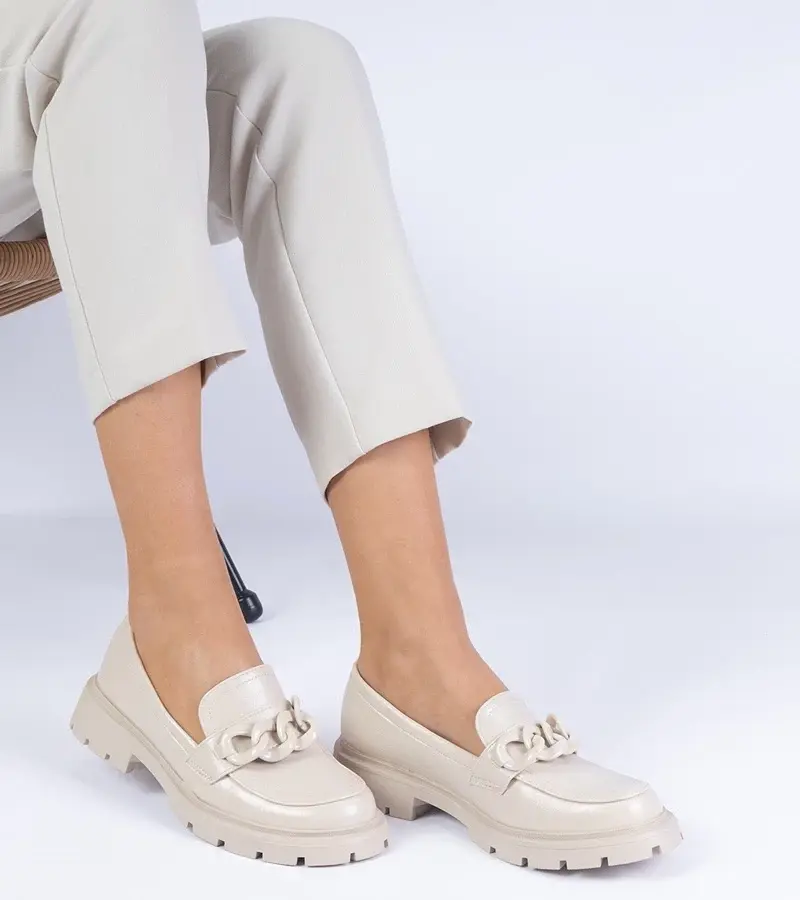 marka niezdefiniowana Beige patent leather loafers with embellishment Klesia