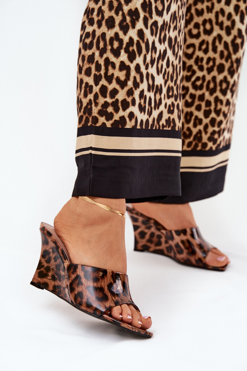 Boto Lakované dámske sandále na klinu leopardie hnedé Nelithin