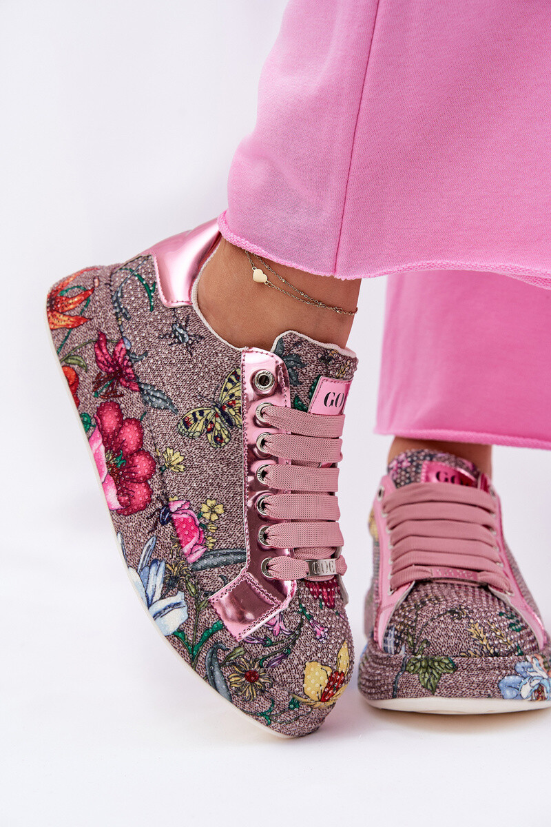 Vzory sneakers na platforme so zdobením GOE