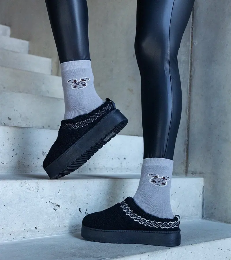 marka niezdefiniowana Black platform snow boots with low shaft and embroidered pattern Greene