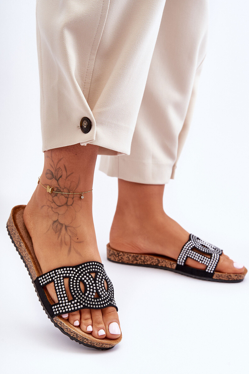 Boto Dámske papuče zdobené čiernymi evelinovými cvočkami