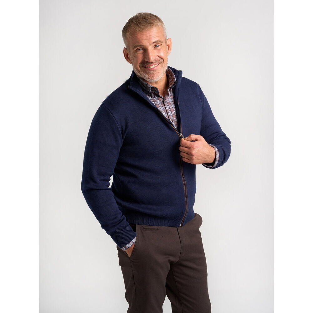 Pánsky tmavomodrý sveter s hnedým lemovaním pri zipse 18126