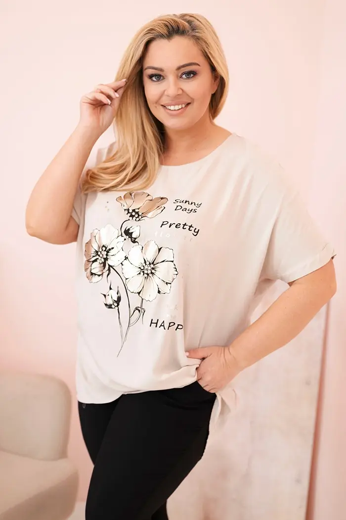 Kesi Włoski Dámska blúzka Plus Size z viskózy s kvetinovou potlačou a nápisom béžová