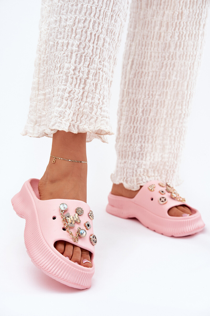 Svetloružové dámske platformové penové šľapky zdobené zlatými odznakmi - 36