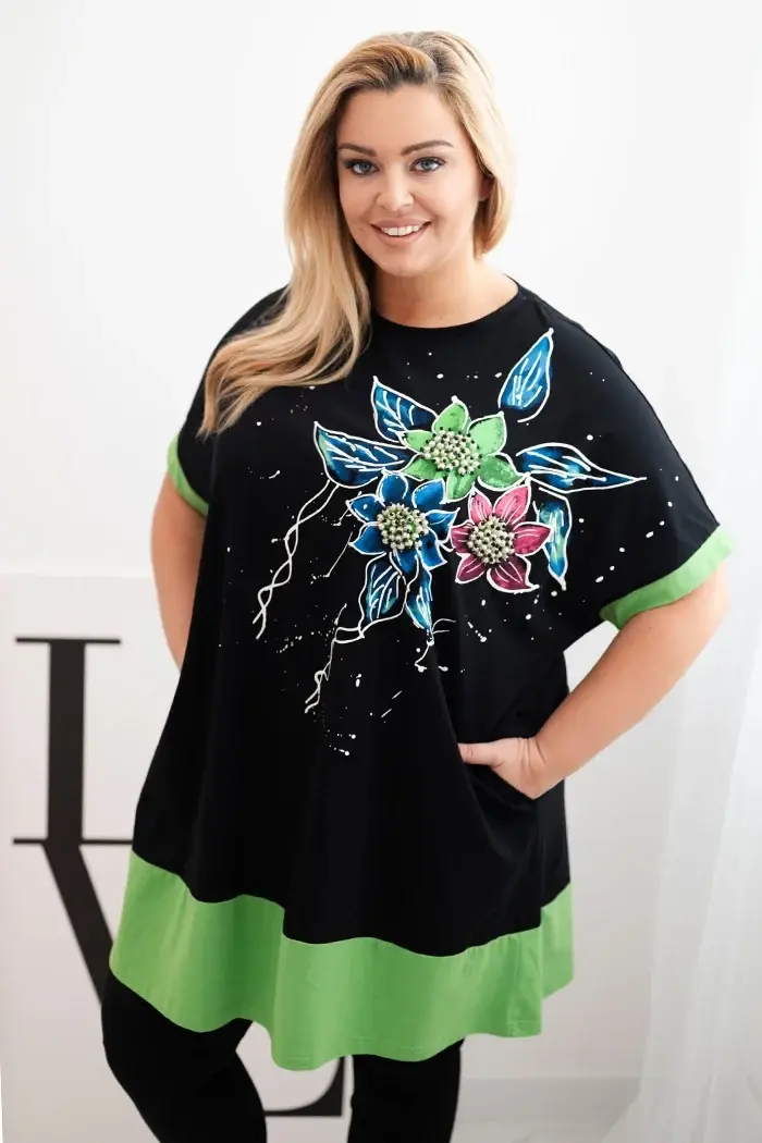 Kesi Włoski Zelená dámska tunika Plus Size s kvetinovým vzorom a ozdobnými perličkami