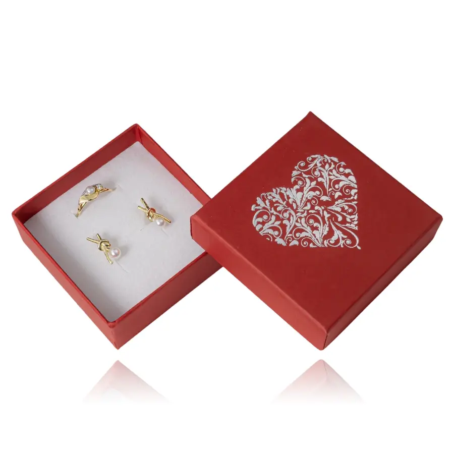 Červená krabička na šperky so srdcom z ornamentov