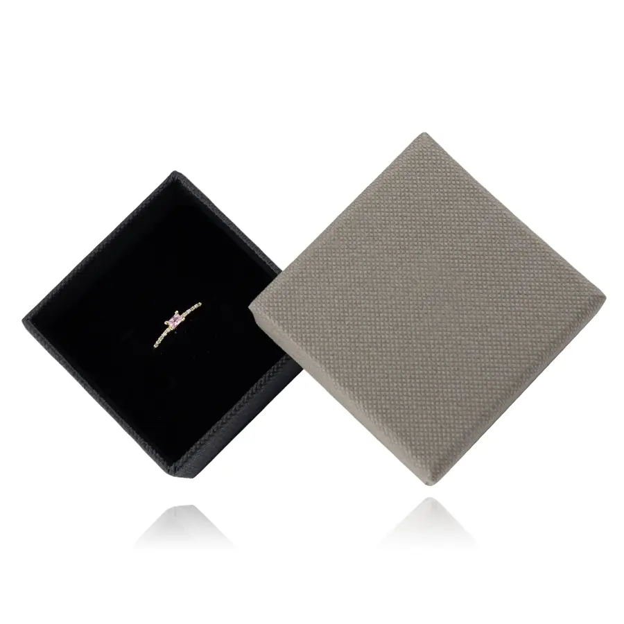 Šedo-hnedá darčeková krabička na prsteň so štruktúrovaným povrchom