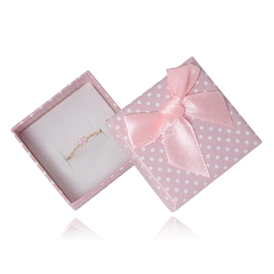 Ružová darčeková krabička s bielymi bodkami a mašľou