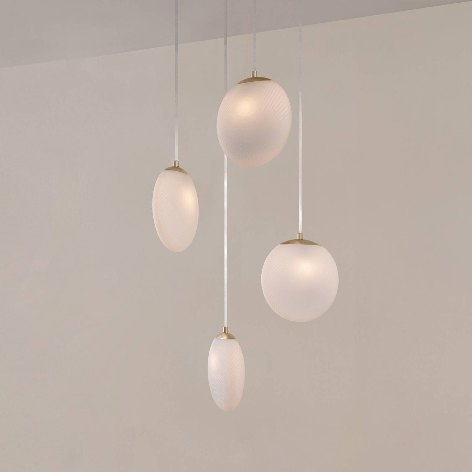 Závesné svietidlo Lucande Lunelle, biela/mosadz, sklo, 4-pl., Ø 40 cm