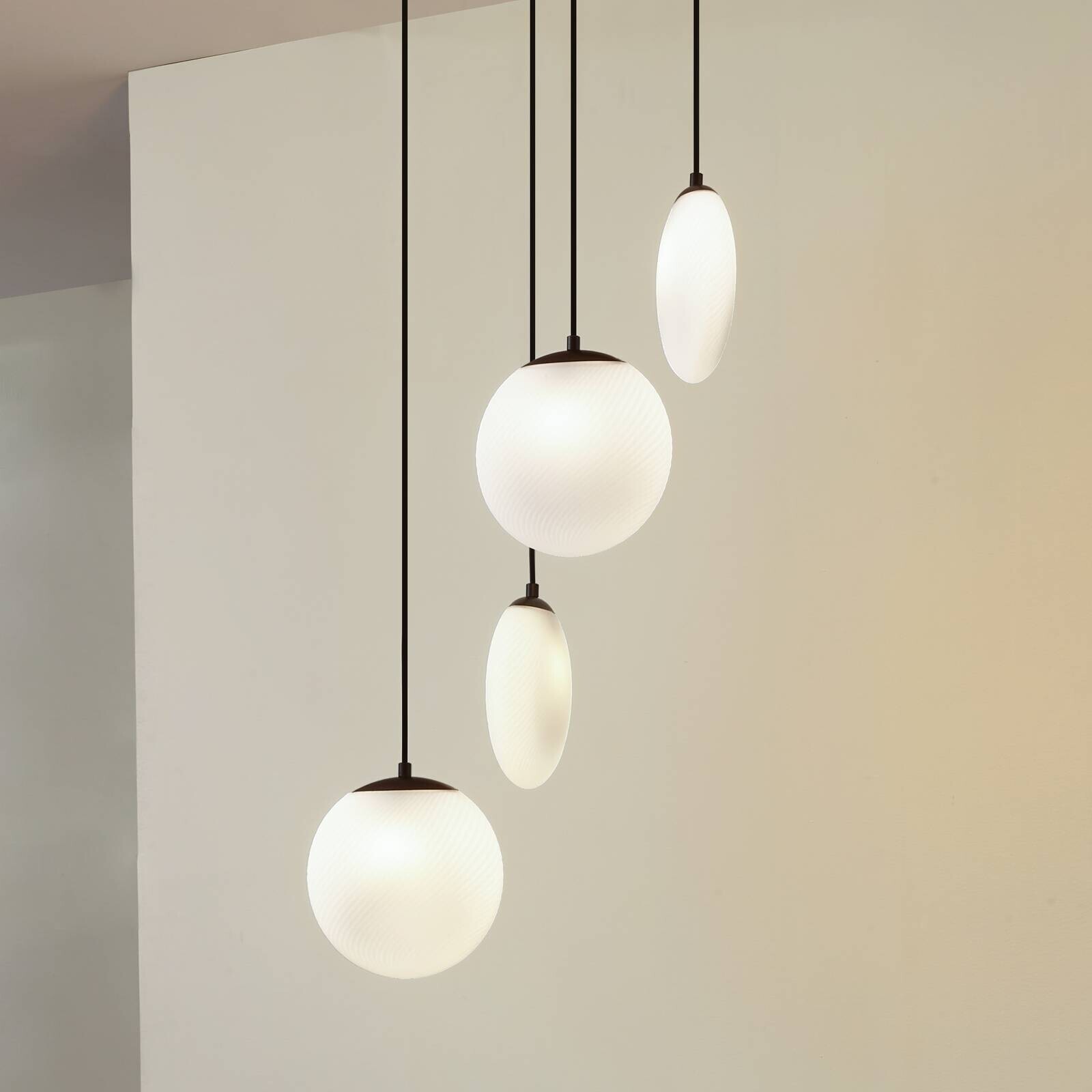 Závesné svietidlo Lucande Lunelle, biela/čierna, sklo, 4-pl., Ø 40 cm