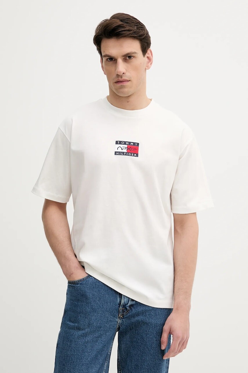 Bavlnené tričko Tommy Hilfiger x F1 THE MOVIE pánske, biela farba, s nášivkou, MW0MW41391