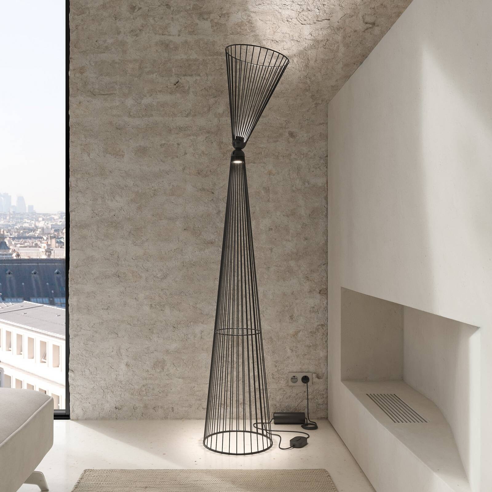 Karman LED stojaca lampa Ikonika, čierna, výška 180 cm, kov