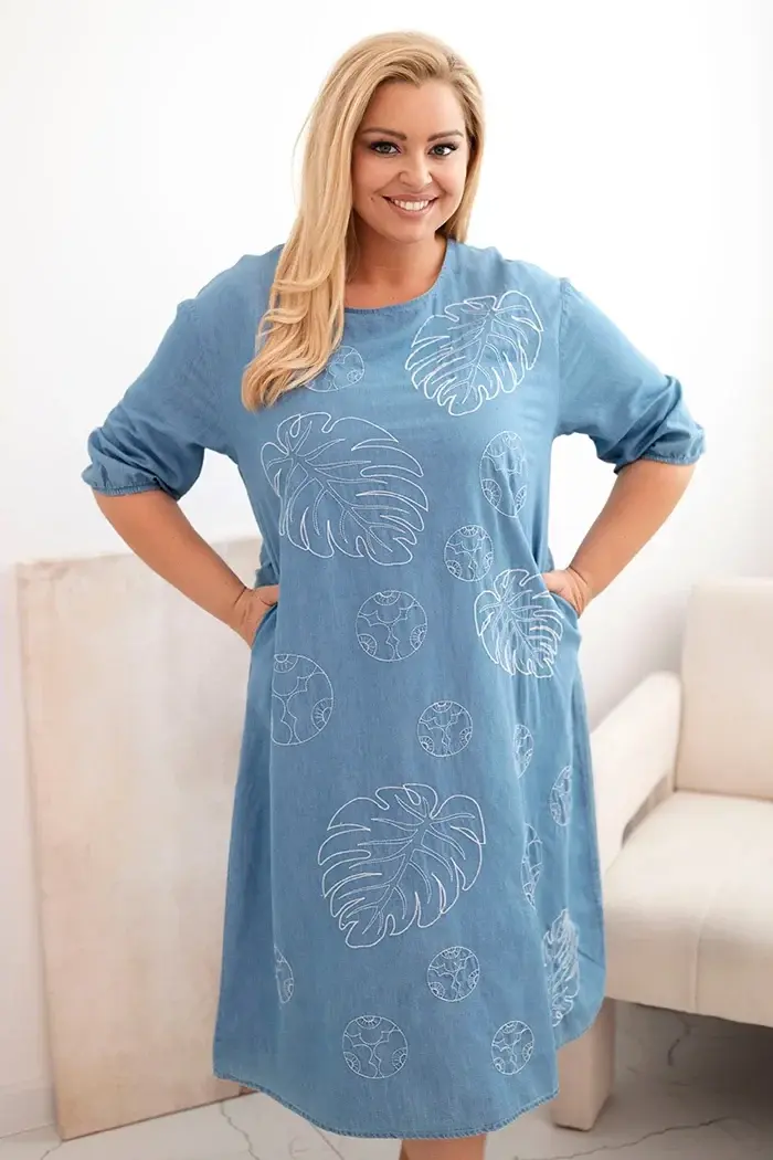 Kesi Włoski Dámske plus size šaty s výšivkou listov svetlo džínsová