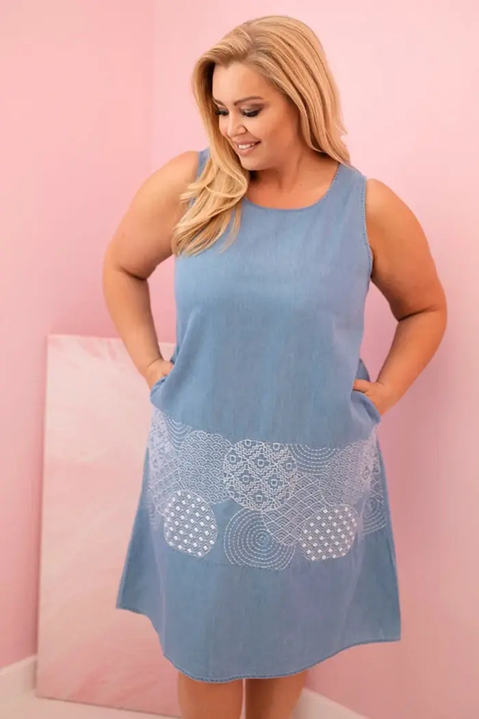 Kesi Włoski Dámske plus size šaty bez rukávov s ozdobným vzorom svetlá džínsová