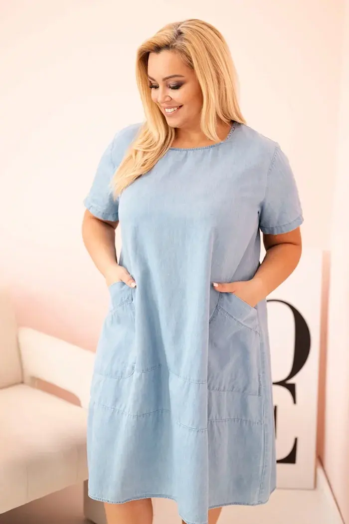 Kesi Włoski Dámske šaty Plus Size s krátkym rukávom a vreckami svetlý džínsový
