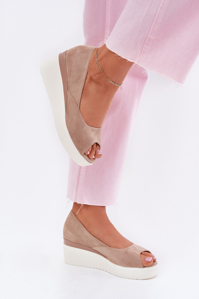 Boto Dámske sandále na klinu z eko semišu béžové Velira