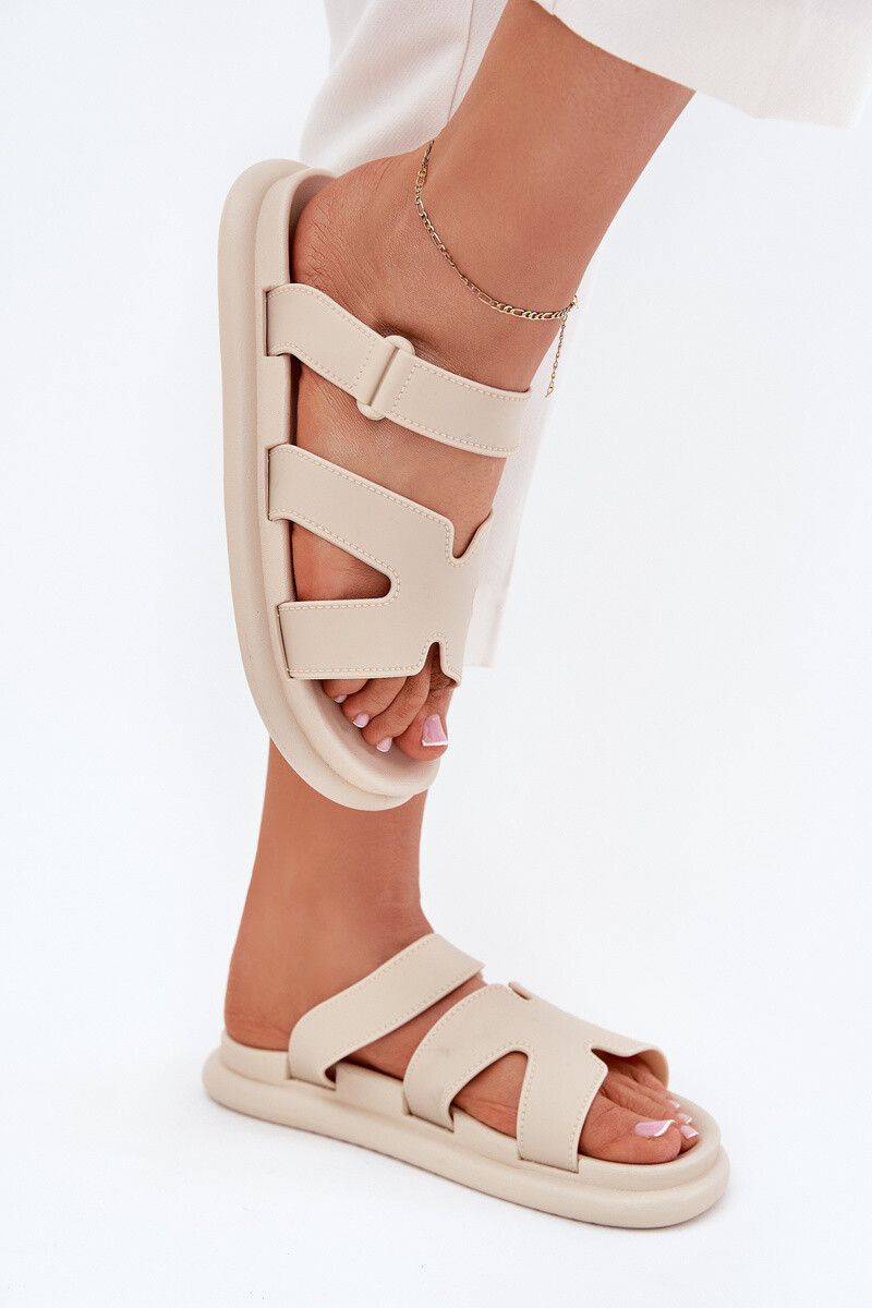 Dámske svetlobéžové gumové šľapky na nižšej platforme s remienkom - 37