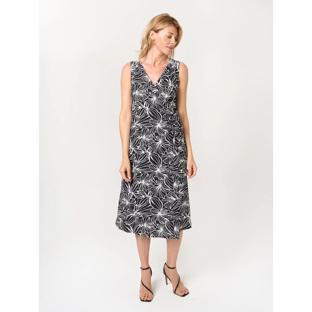 Dámske letné šaty v čiernej farbe so vzorom listov 18299