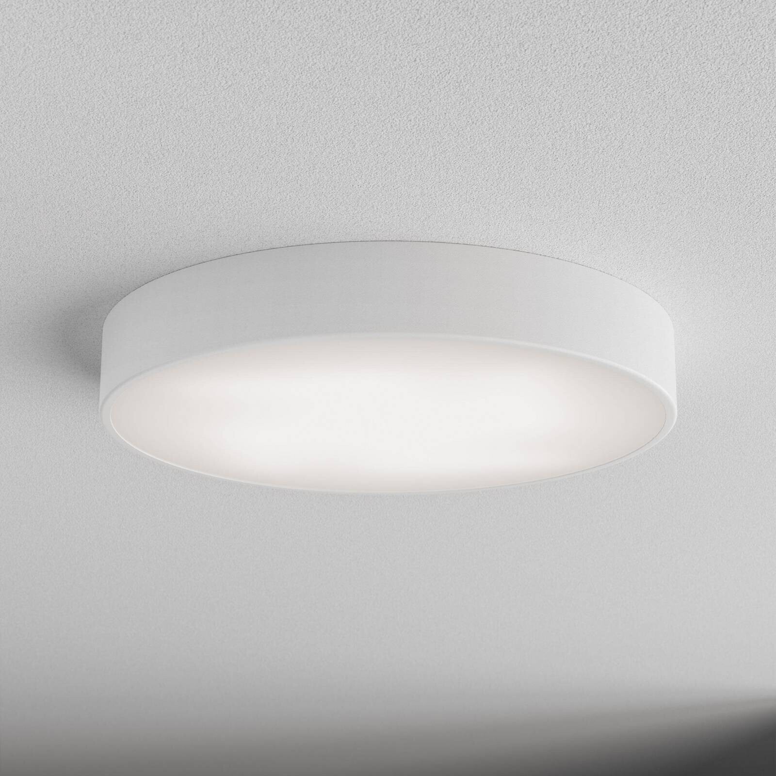 Stropné svietidlo Cleo 500, biele, senzor, IP54, Ø 50 cm, kov