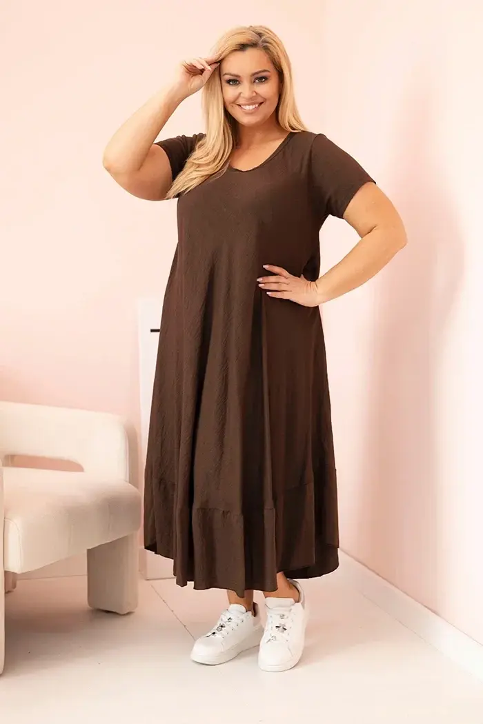 Kesi Włoski Dámske šaty plus size s krátkym rukávom a volánom z ľahkej viskózy hnedá
