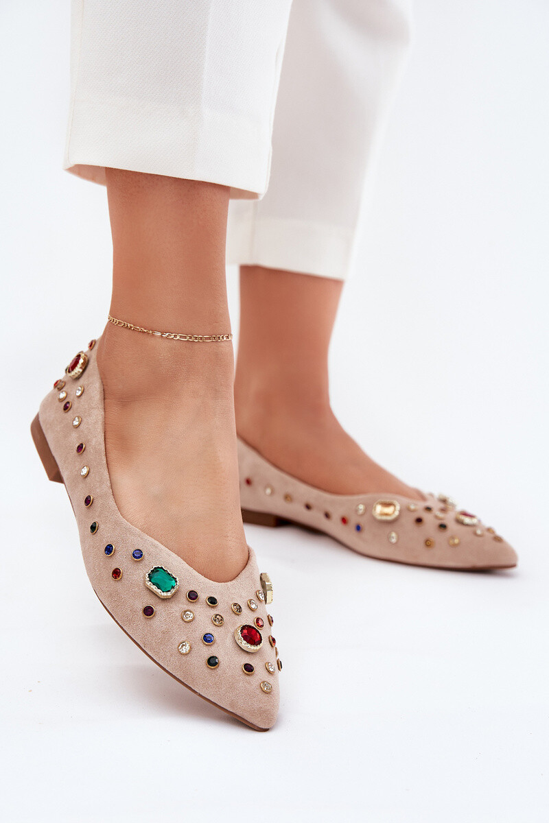 Špicaté béžové semišové baleríny na plochom podpätku zdobené farebnými kameňmi - 36