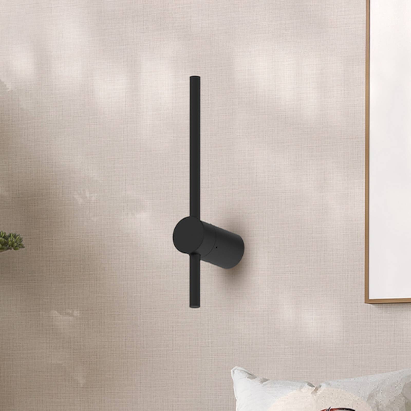LED nástenné svetlo Swing, výška 30 cm, CCT, kov, čierna