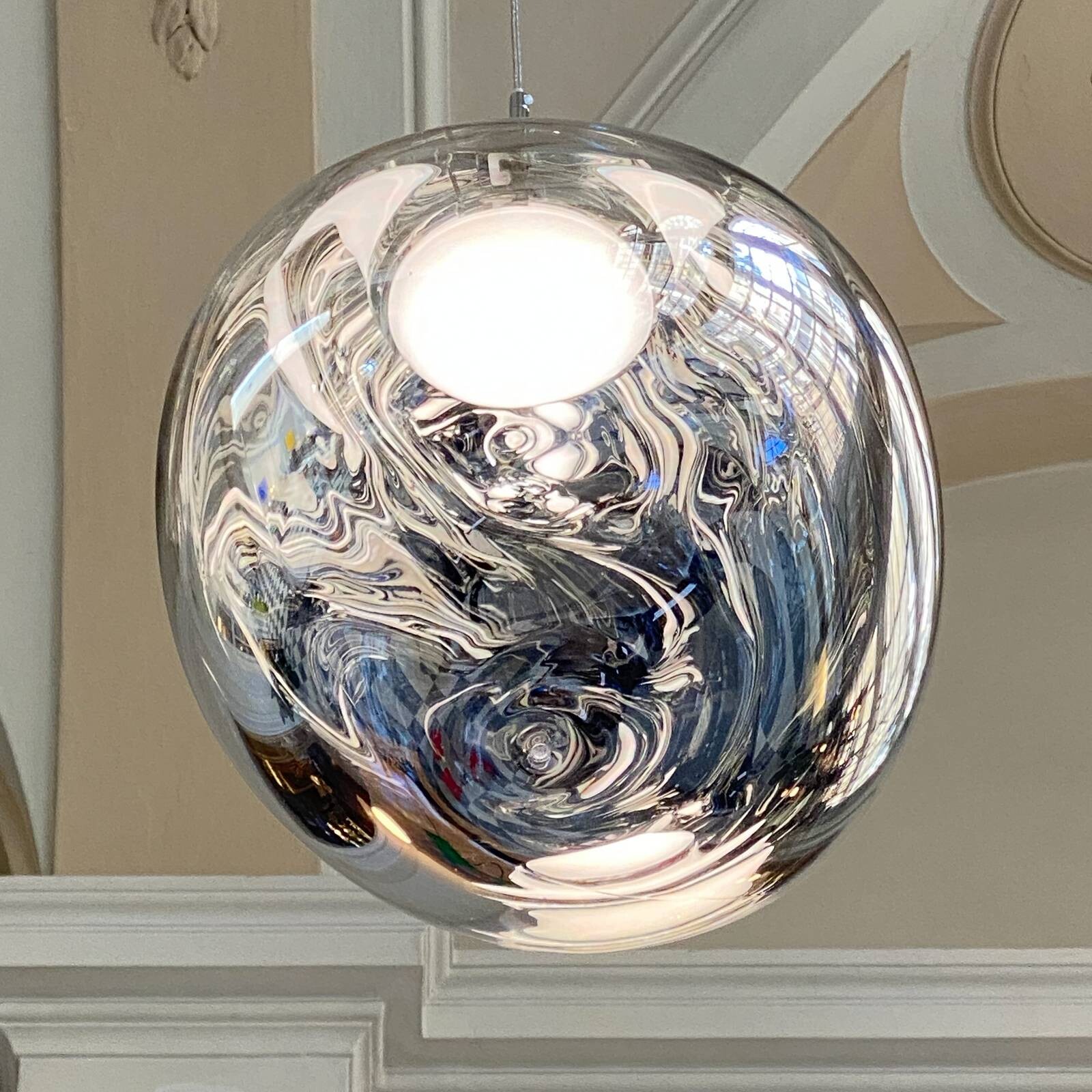 Tom Dixon LED závesné svietidlo Melt Mini, Ø 28 cm, chrómová farba