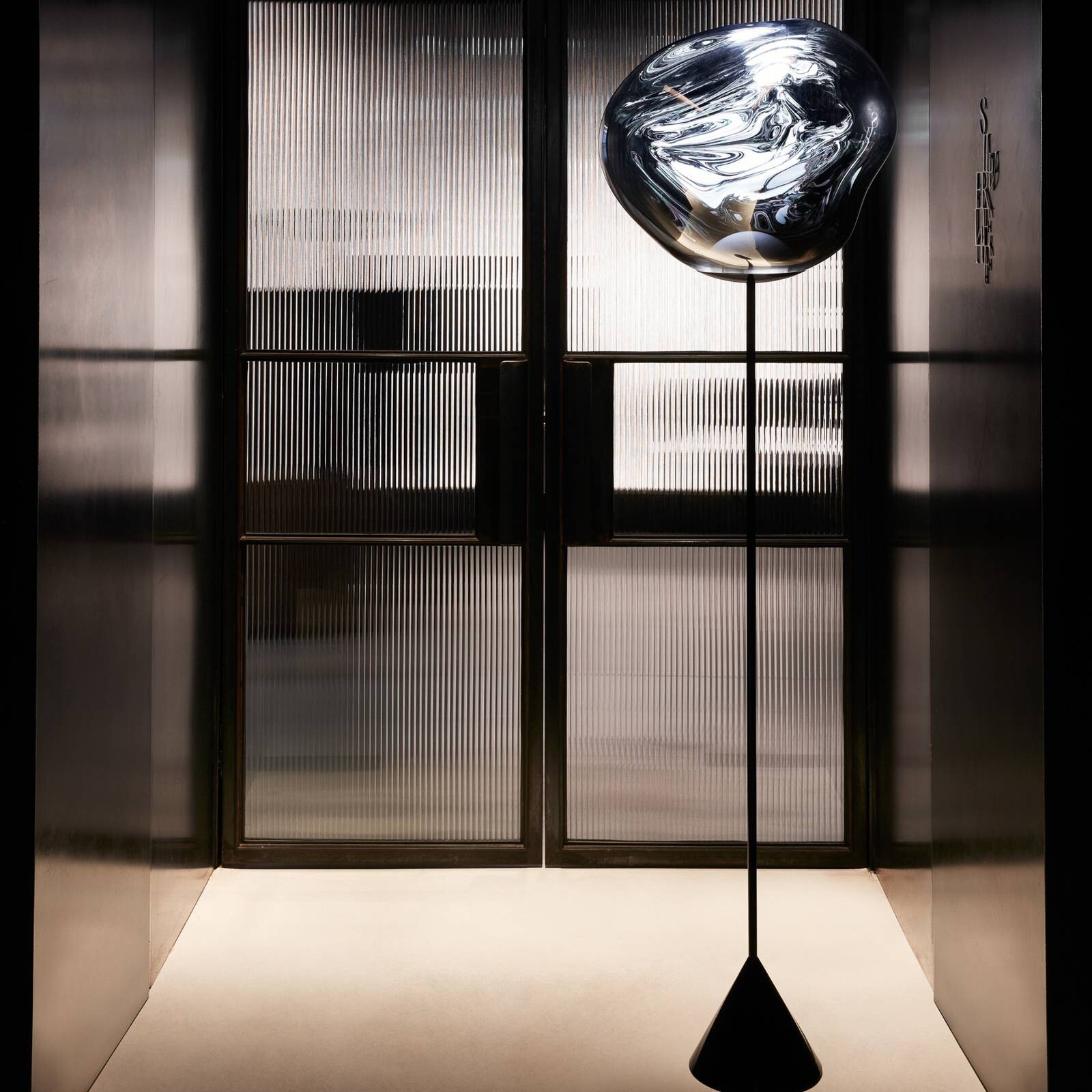 Tom Dixon LED stojaca lampa Melt Cone Slim, dymovo sivá, napájací zdroj