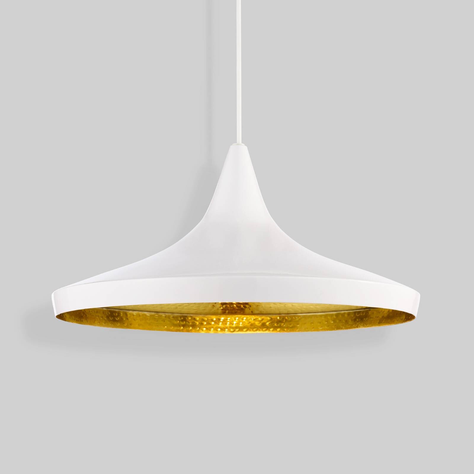 Tom Dixon LED závesné svietidlo Beat Wide, biele, Ø 36 cm, mosadz
