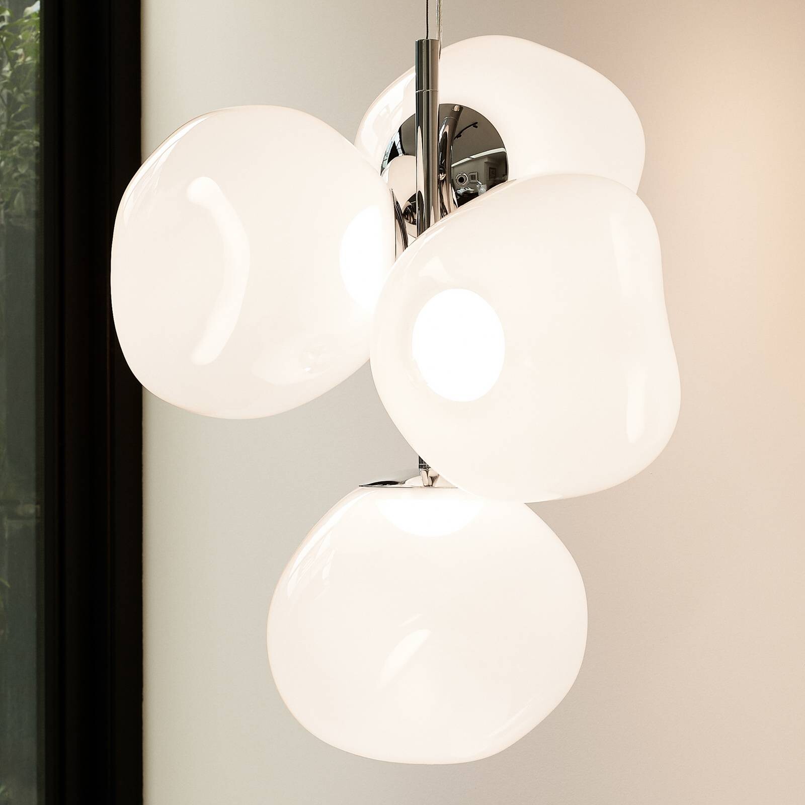 Tom Dixon Melt Chandelier Mini, opálová/strieborná, Ø 55 cm