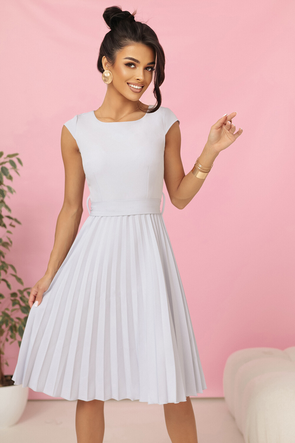 311-20 LILA Pleated dress with short sleeves and belt - gray