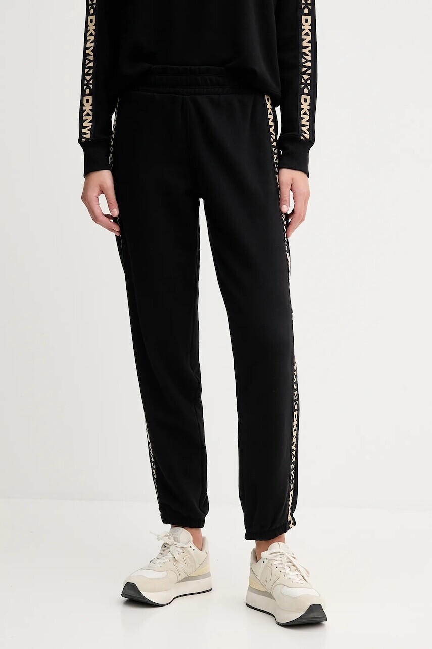 Bavlnené tepláky Dkny čierna farba, s nášivkou, DP5P3719