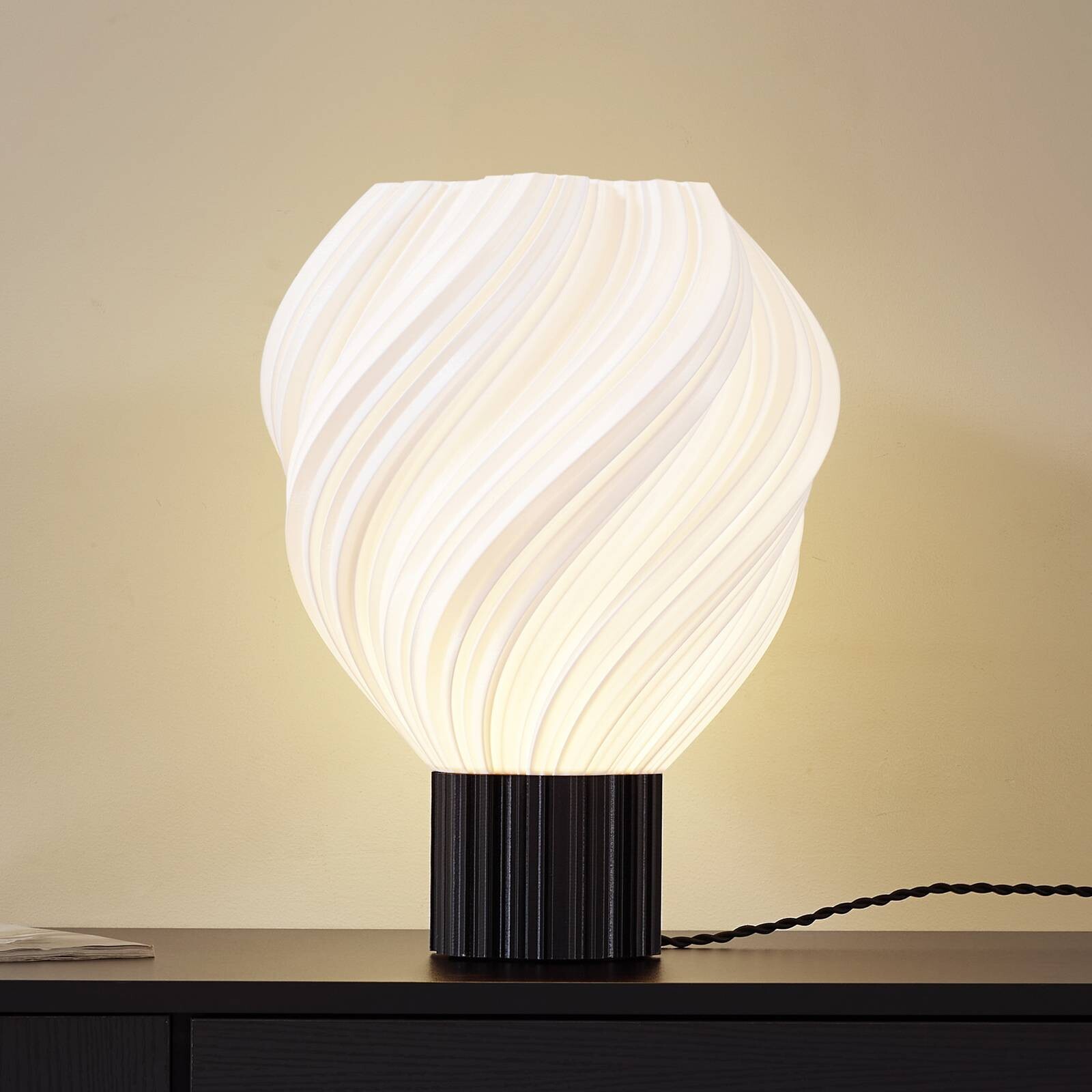 Lindby Stolová lampa Nuvia, výška 39,1 cm, biela, točená