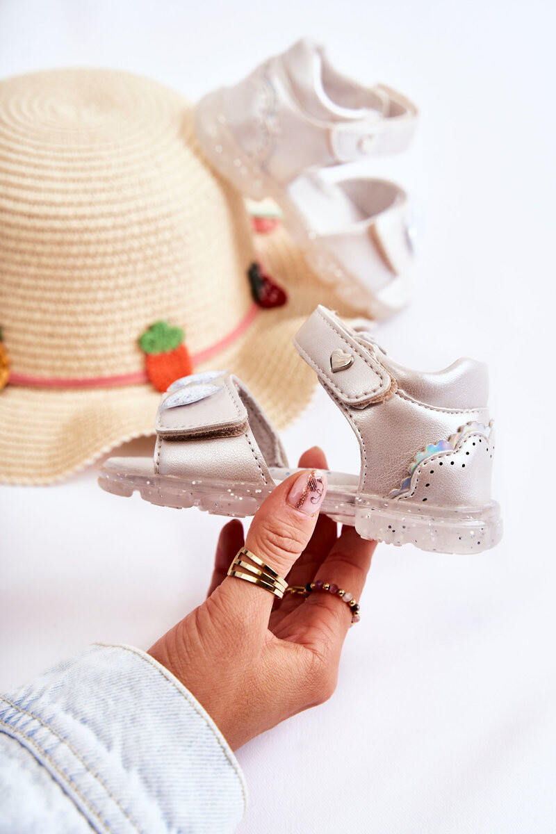 PE1 Pohodlné detské sandále s ozdobou strieborného kaju