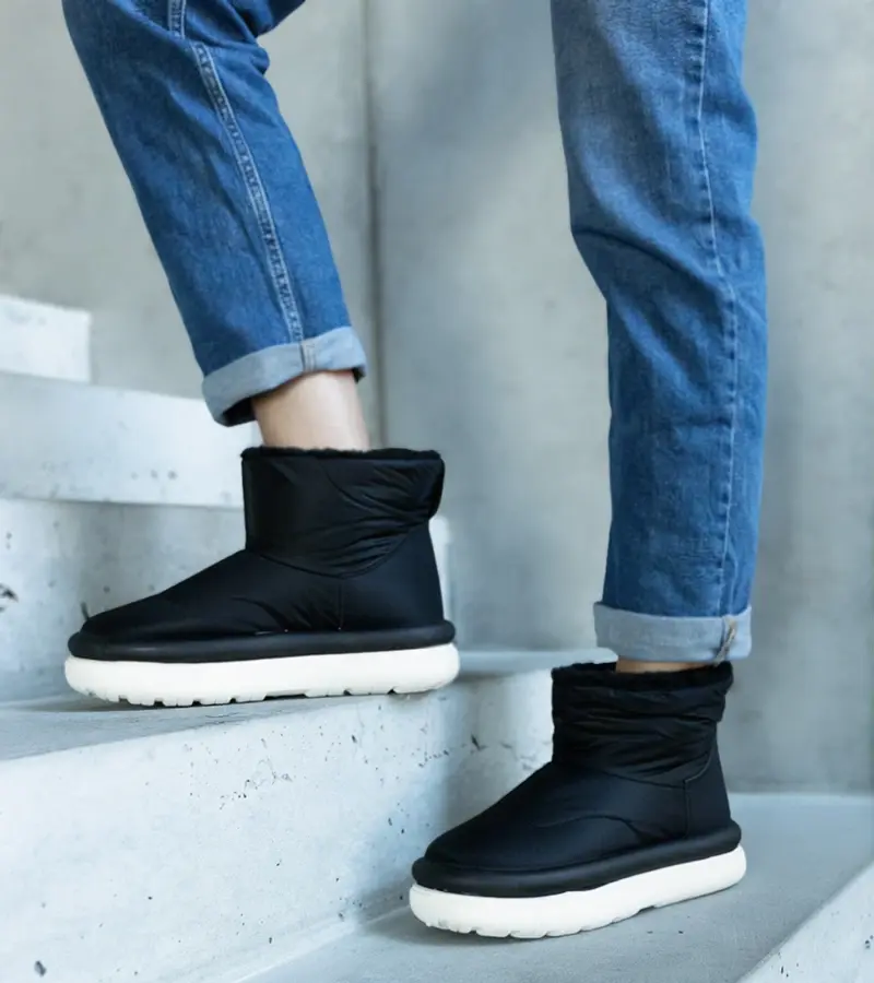 Gemre Čierne teplé snehule na platforme Cores.