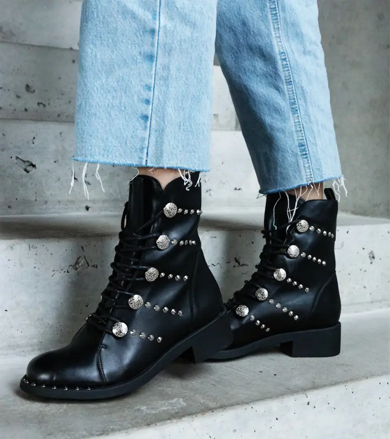 Gemre Čierne šnurovacie členkové topánky zdobené cvokmi Elea