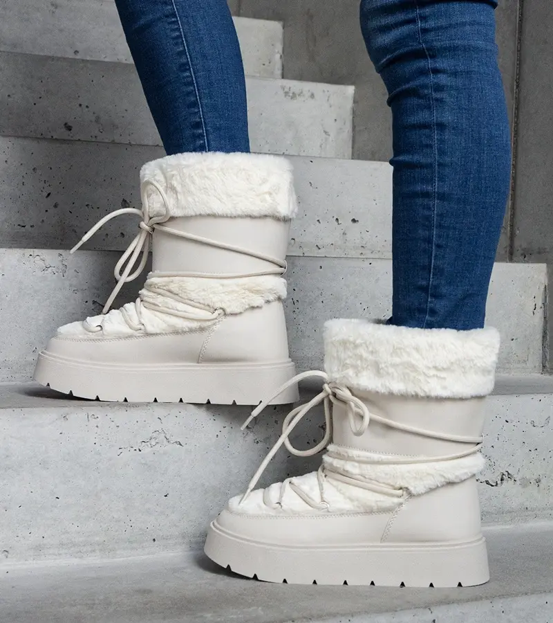 Gemre Svetlobéžové zateplené šnurovacie snehule zdobené kožušinou Istiss