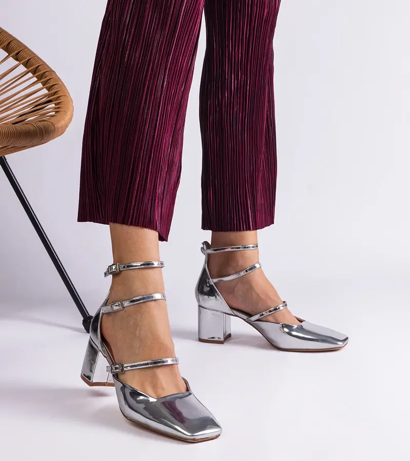 Gemre Strieborné lakované lodičky na podpätku s prackami Kamola