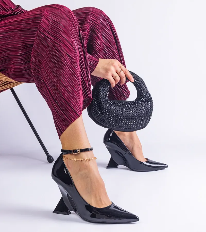 Gemre Čierne lakované lodičky na klinovom podpätku Florianda