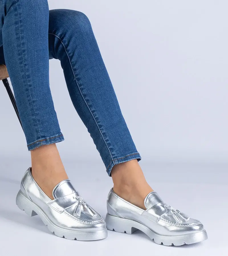 Gemre Strieborné klasické poltopánky s strapcami Esitta