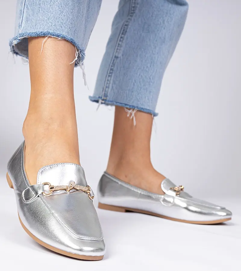 Gemre Strieborné elegantné mokasíny so zlatou ozdobou a zirkónmi Kalisa