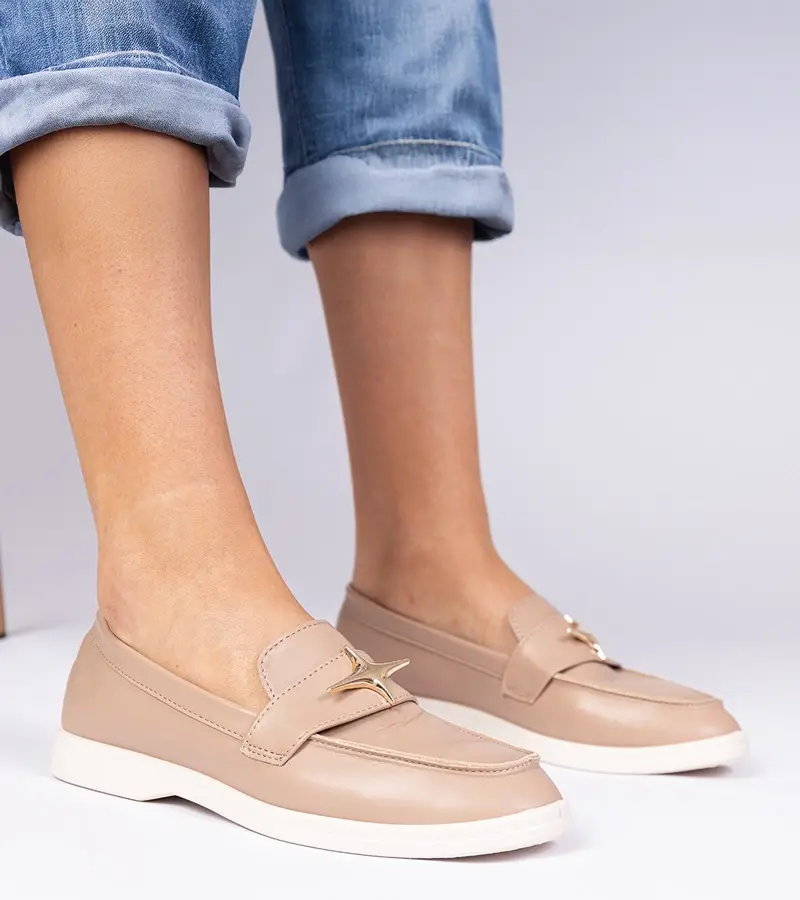 Gemre Tmavobéžové dámske mokasíny so zlatou ozdobou Senna