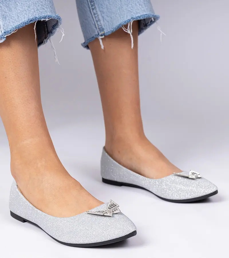 Gemre Strieborné dámske balerínky trblietavé s motýlikom Denny