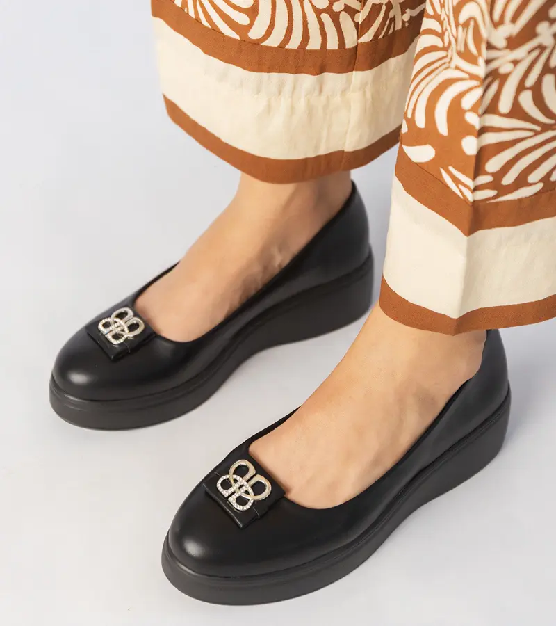 Gemre Čierne poltopánky na platforme s ozdobou z kryštálikov Patos