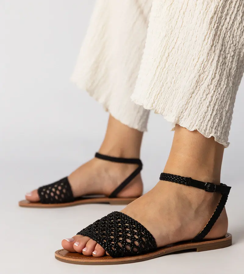 Gemre Čierne pletené sandále na plochej podrážke Mires