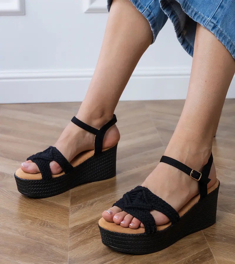 Gemre Čierne sandále na platforme so šnurovacím remienkom Zambera