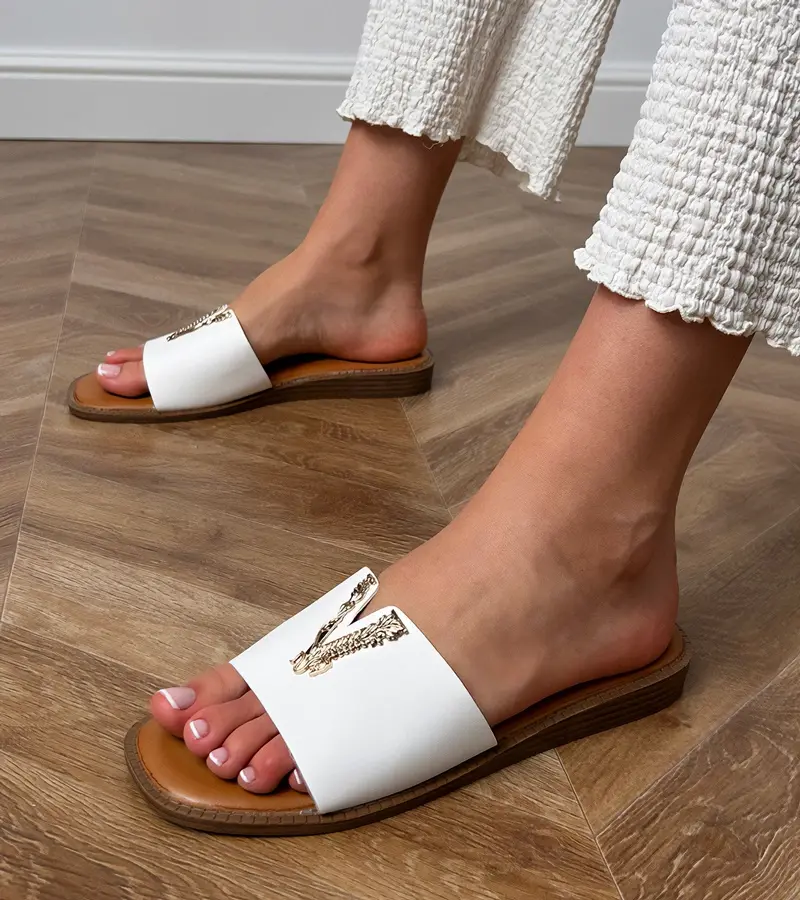 Gemre White flip-flops with a gold decoration Flavis