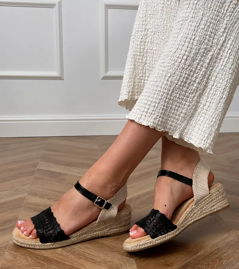Gemre Čierne sandále na klinovom opätku s pleteným remienkom Ameliz
