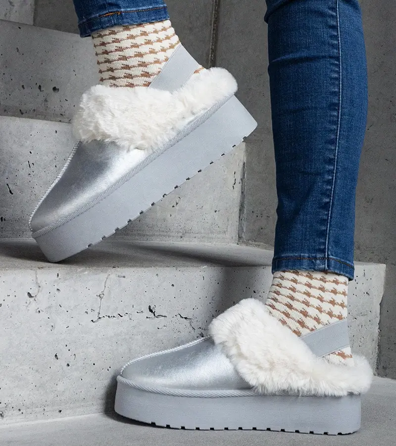 Gemre Strieborné papuče na platforme zdobené kožušinou s gumou pri päte Asza